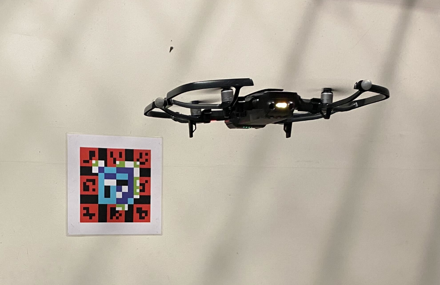 異種マーカを重畳した二次元コードHueCodeとロボットへの応用